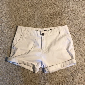 Vita shorts - Knappt andvända shorts, jättefint skick, säljs pga att de e för korta för mig som är 180💞