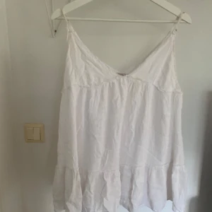 Vitt linne från zara - Jättefint linne från pull & bear!💕Är en klänning från början men har sytt om banden så är numera en topp, kan sprättas upp och få till original längden  på banden!💗💗
