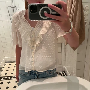 Fin zara topp/blus 💕 - Fin blus från zara! Den är lite genomskinlig men det går bra med ett linne under isf 💕💕