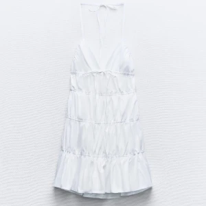 Vit klänning  - Säljer en oanvänd vit zara klänning i storlek S