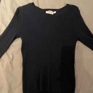 Tröja - En mörkblå vanlig stickad tröja , använts fåtal gånger, storlek xs lite tajtare passform 