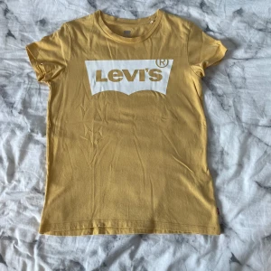 Levis tshirt  - säljer denna levis tshirt i storlek XS🤩, köpte den för 300 kr för ett tag sen men tyvärr har den inte kommit till användning. vid frågor, skicka dm