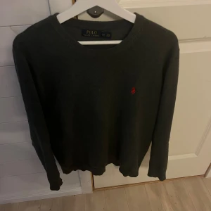 Ralph lauren tröja - Säljer en sjukt fet grå stickad tröja från Ralph lauren. Riktigt fint skick, knappt använd. Storlek L men sitter mer som M. Hör gärna av er vid ytterligare frågor