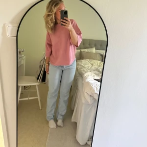 Levis 501  - Säljer nu mina ljusblåa Levis 501. Sjukt snygga och perfekta nu till sensommaren🧡 