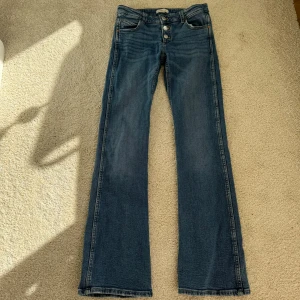 Jeans  -  Säljer mina blåa jeans från Gina i storlek 152 passar även mig som vanligtvis har 158, säljer de de inte kommit till användning. Pris 150 kr 💞