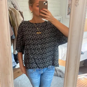 Topp - Snygg mönstrad tshirt, bilder från förra säljare 