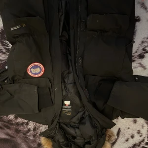  Canada goose  Jack  -  Canada goose jacka  svart och de bra till vinter 