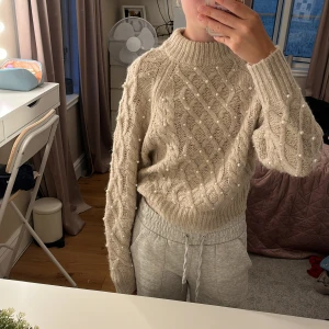 Stickad tröja  - Beige stickad tröja med pärlor på, fint skick storlek xs men passar s också 
