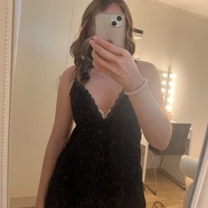 Gulligt linne - Linne med rosett från Nelly, använd fåtal gånger. Slutsåld. Köpare står för frakt.