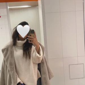 Beige pälsjacka - Säljer en superfin stickad tröja  i storlek M.