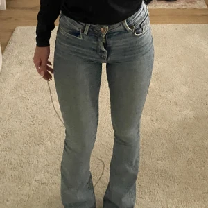 Bootcut/ flaired jeans midwaist  - Fint skick men något små för mig , utåtsvängda längst ner 