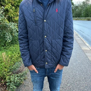 Ralph lauren jacka - Säljer nu min Ralph lauren jacka i toppen skick. Den är i storlek L i barn så ca Xs i herr. Hör av er vid minsta fråga. Han på bilden är 174 cm. Priset kan diskuteras.