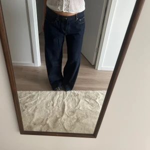 Low waist jeans - Lågmidjade och vida jeans från Gina tricot. Tyvärr är de för stora för mig, därav säljer jag. Storlek 38. De är avklippta längst ner men är långa på mig som är 160cm