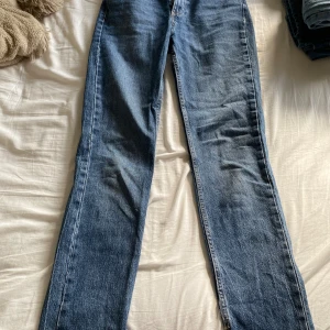 Blå jeansbyxor - Säljer ett par klassiska blå jeansbyxor. De är i bra skick och har en rak passform. Perfekta för vardagsbruk och kan matchas med nästan vad som helst. Köp direkt eller ge prisförslag 💙