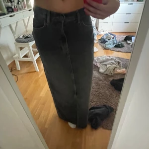 Jeanskjol - Mörk jeanskjol!
