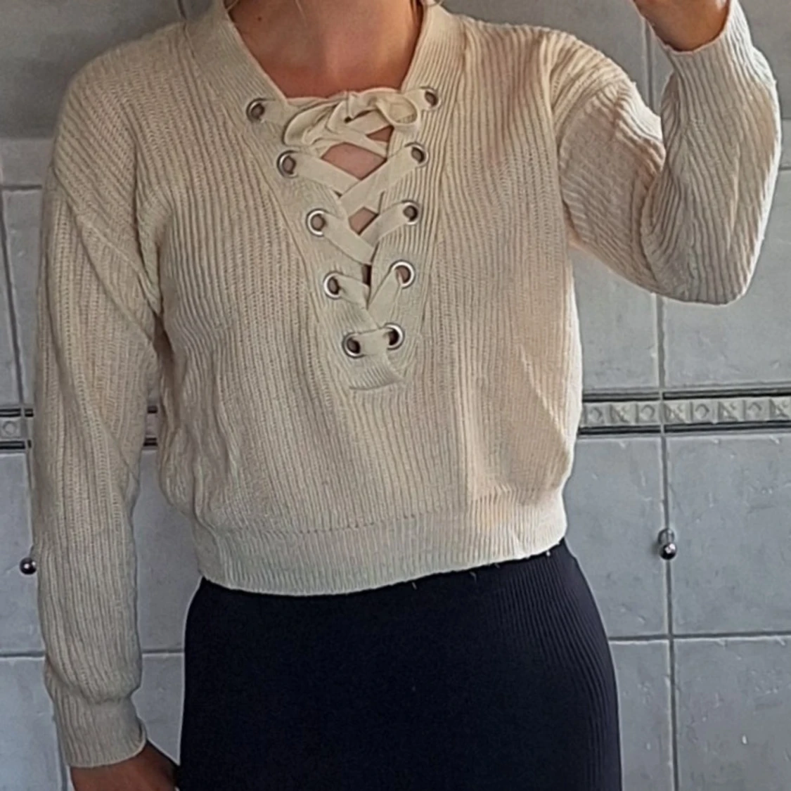 Beige stickad tröja med snörning