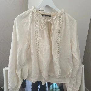 Blus - Jättesöt blus från zara i bra skick! 🤍 med en fin knytning