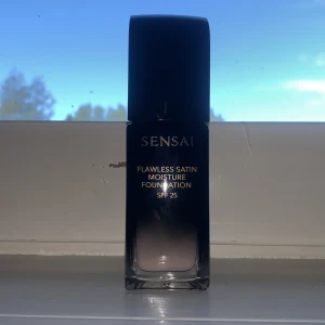 Sensai flawless satin moisture foundation - Helt oöppnad superbra foundation från Sensai i färgen Light Beige. Hör av dig vid frågor💗