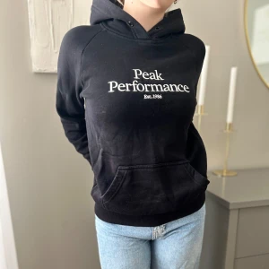 Peak performance hoodie svart - Knappt använd peak performance hoodie. Bra passform, bra som ytterkläder till träning - utomhusaktiviteter🏃‍♀️‍➡️🌿⛅️ saknar dock snören till luvan.
