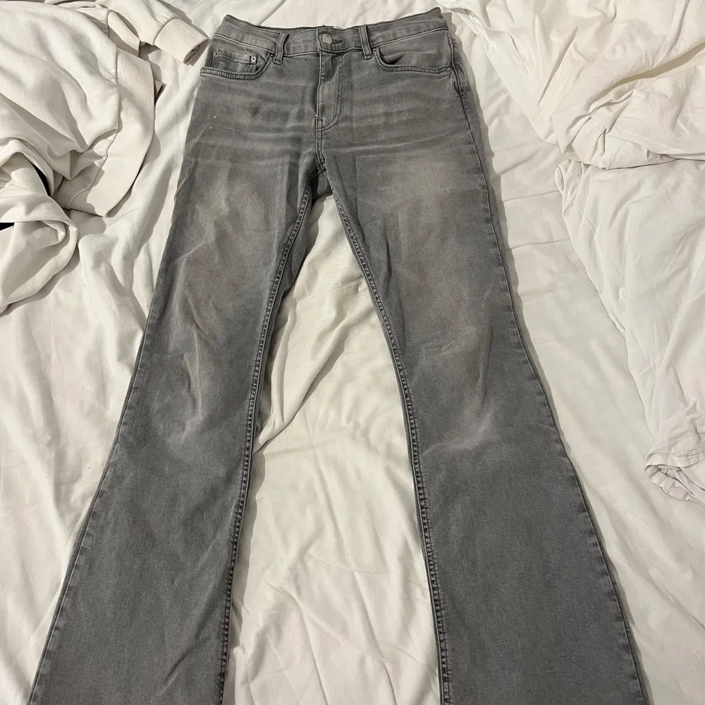 Jag säljer dess jeans pga att det är för små för mig💕. Bra skick💕. Jeans & Byxor.