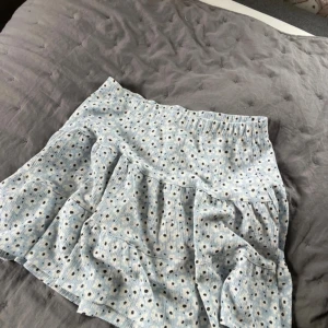 Fin blå kjol  - Aldrig använd  Väldigt bra skick och väldigt fin