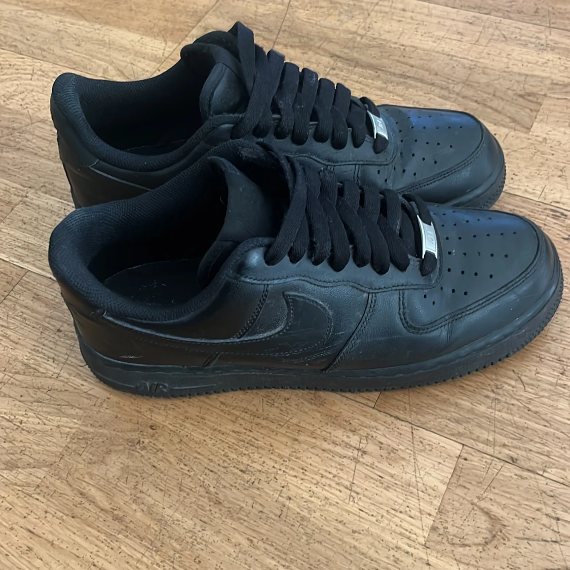 Svarta Nike Air Force sneakers