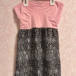 Y2k rosa och svart klänning från Roxy - Säljer en söt klänning från Roxy! Den är rosa upptill och svart med ett coolt mönster nedtill. Klänningen är ärmlös och perfekt för sommaren och fest 🖤💗