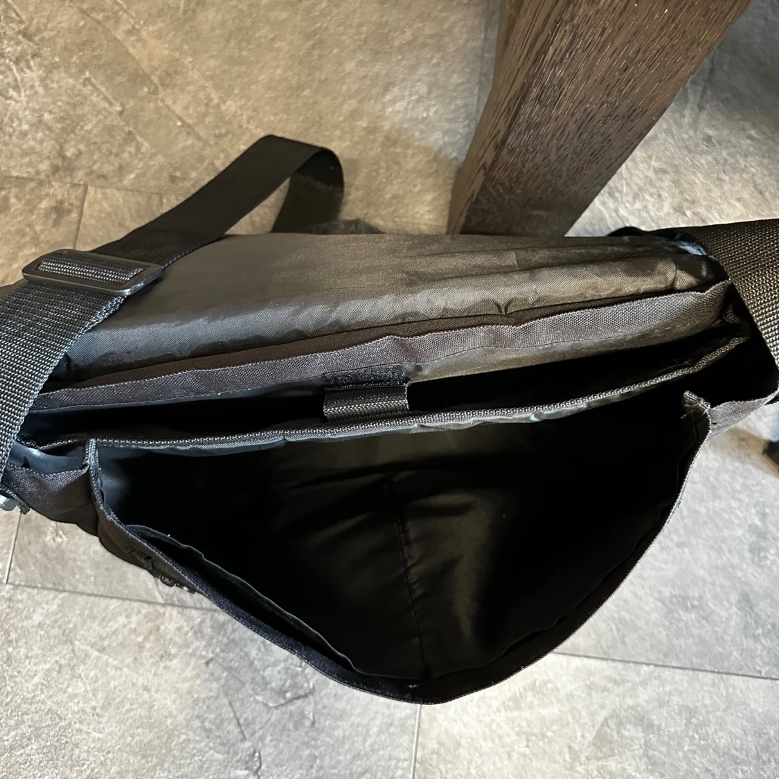 Svart axelväska med Assassin's Creed-logga - 91