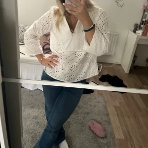 Vit blus Zara - Intressekoll på denna super snygga blus från zara, hör av dig vid frågor 😇😇Storlek M men passar mindre storlekar också!