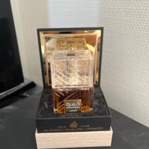 Lattafa kamrah - Säljer min lattafa kamrah eftersom att doften inte passar mig. Har använt den ett fåtal gånger så är nästan full, men om jag ska säga ett exakt så finns det ca 95 ml kvart. Original boxen följs med. Nypris 450kr