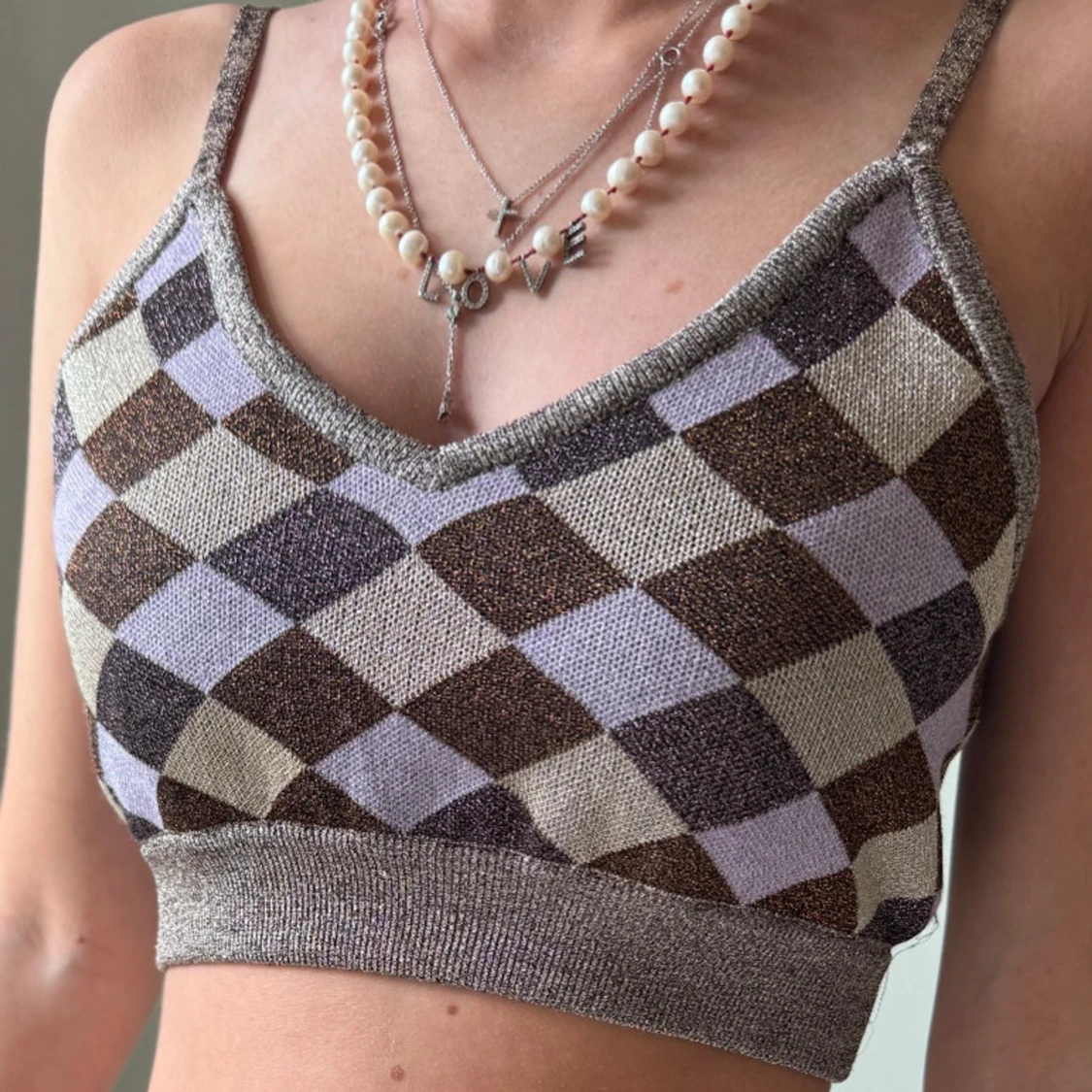 Rutig stickad topp med smala axelband - 90