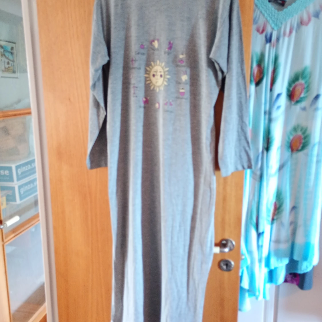 Grå långklänning med astrologiskt tryck - 92