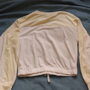 Fluffig sweater  - Jag säljer den här fina gula och vita tröjan med en liten rosett detalj. Den har några fläckar som du kan se på de sista bilderna annars i perfekt kondition! Perfekt för höst Skriv gärna till mig om du har några frågor.