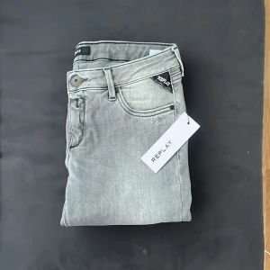 Replay jeans  - Säljer dessa snygga slim gråa jeans med najs slitningar. De är aldrig använda. Kan gå ner i pris vid snabb affär! 💸 storlek 176 cm