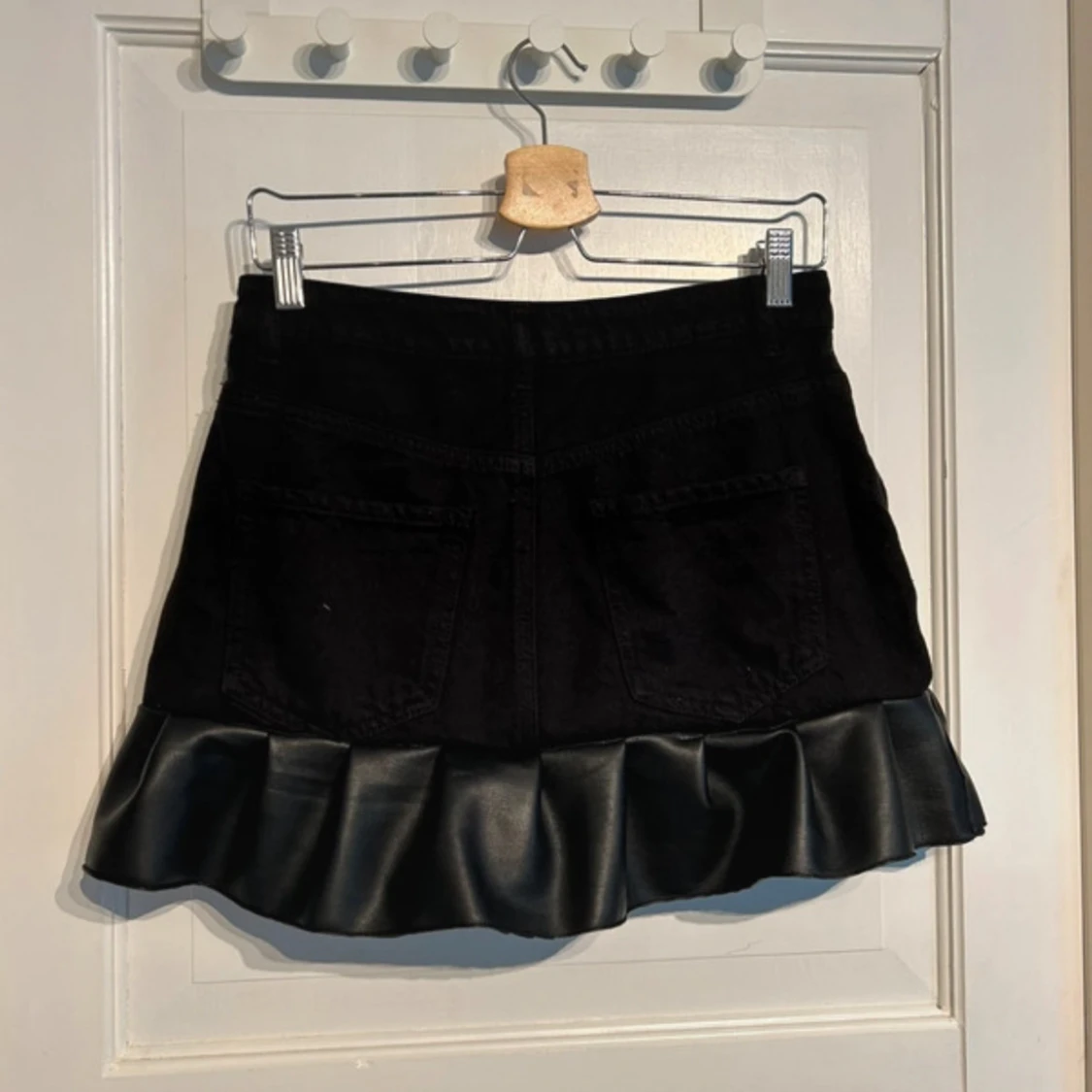 Svart kjol med volangdetalj - 90