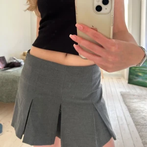 Grå kortkjol med slits - superfin grå kortkjol köpt på zara! storlek S ❣️❣️skriv för mer bilder 