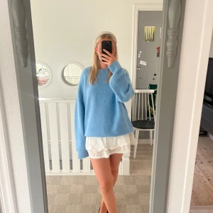 Stickad tröja - Säljer min älskade tröja från zara! Säljer då jag har en likadan hemma! Väldigt bra skick. Nypris: 599kr Skriv om ni har några funderingar!💙