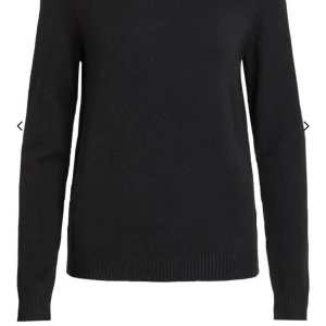 Svart Stickad tröja - säljer min jätte fin stickad tröja från vila. Jag använder det inte längre. Nypris 330kr. Om du vill köpa, kontakta först❤️