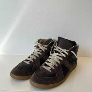 Maison Margiela Gat High -  Säljer ett par Sjukt feta och väldigt unika ”Gats High” från Maison Margiela! Dessa skor är mycket ovanliga och nypriset på de ligger på 6200 kr. Storleken är 40 1/2 men de passar 41-41,5. Hör av er vid minsta fundering🙌🏻