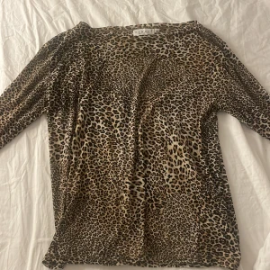Leopard topp - Super snygg leopard tröja,i storlek xL men passar flera beroende på hur du vill att den ska sitta, själv burkar ja ha s🙏🏻💖