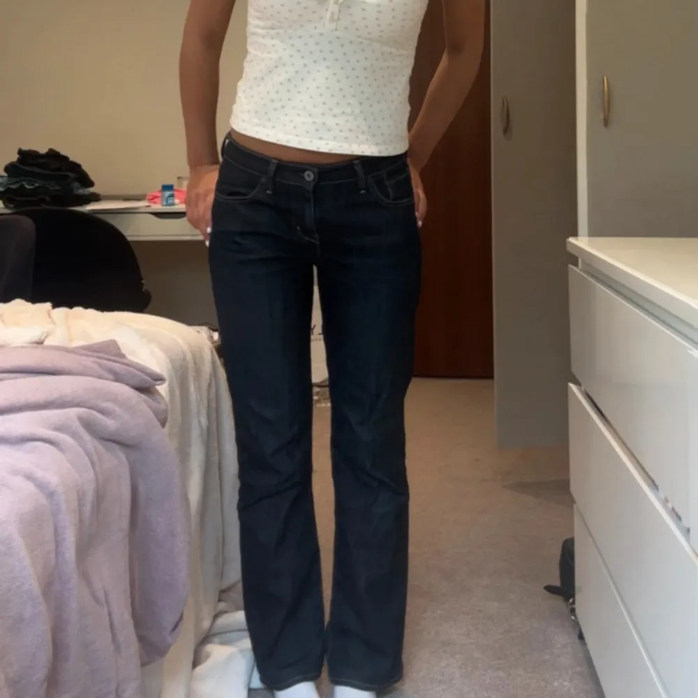 Superbra skick, lågmidjade jeans från Levi’s. Midjemått (rakt över): 37 cm, innerbenslängd: 75 cm💞. Jeans & Byxor.