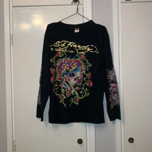 Ed Hardy - Ed Hardy tröja i storlek XL. Aldrig använd. Priset går att diskutera. Jag möts gärna upp i stockholm☺️