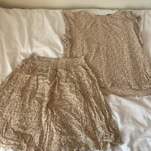 Kjol och blus  - Ett fint sätt från Ullared i storlek 170,bra stick inte använt många gånger vid mer info hör av er 