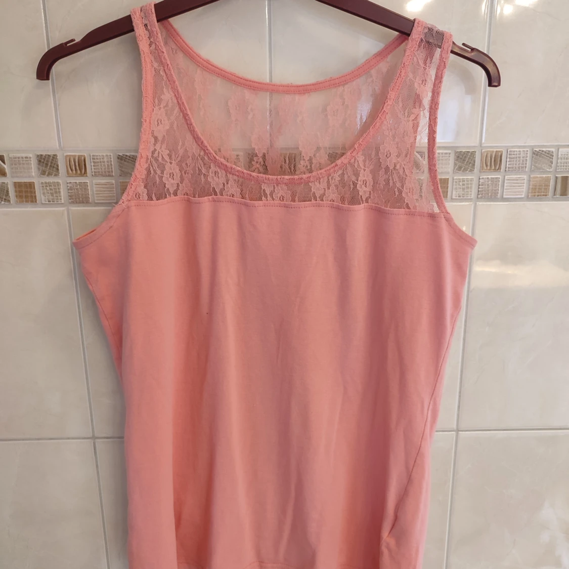 Rosa linne med spets 