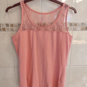 Rosa linne med spets  - Gulligt Rosa linne med spets. Material 95% bomull och 5% elastan.