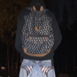 True Religion Ryggsäck - Säljer min true Religion ryggsäck skriv för fler pics pallade inte ta massa bilder på den rn men jävligt fet bra skick och legit såklart🙏🙏