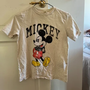 Mickey mouse t-hirt - T-shirt från hm strl xs. Mer eller mindre aldrig använd😊