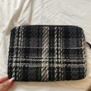 Datorfodral  - Säljer mitt data fodral, i och med jag ska köpa nytt. Passar alla datorer, den är jätte rymlig då jag fick plats med laddare och anteckningsböcker också i den