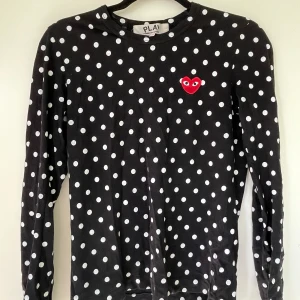 Comme des Garcons - Fantastisk tröja! Välanvänd men har mycket kvar att ge. Materiallappen är bortklippt och prickarna är något blekta men annars toppenskick. Bra pris! Storleken motsvarar S.