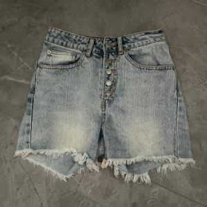 Jeansshorts - Jeansshorts från bikbok. Fransar nedtill. Funkar bra att vika upp. Storlek xs. Säljer dessa då de blivit försmå. Bra skick 